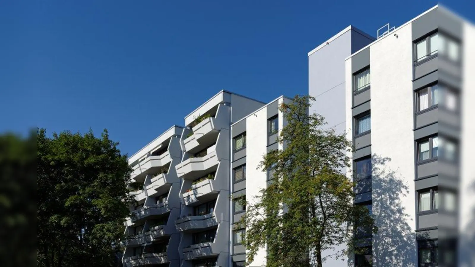 In neuem Glanz: Die Sanierung der Gebäude im ersten Bauabschnitt ist fast abgeschlossen. (Foto: Roland Weegen)