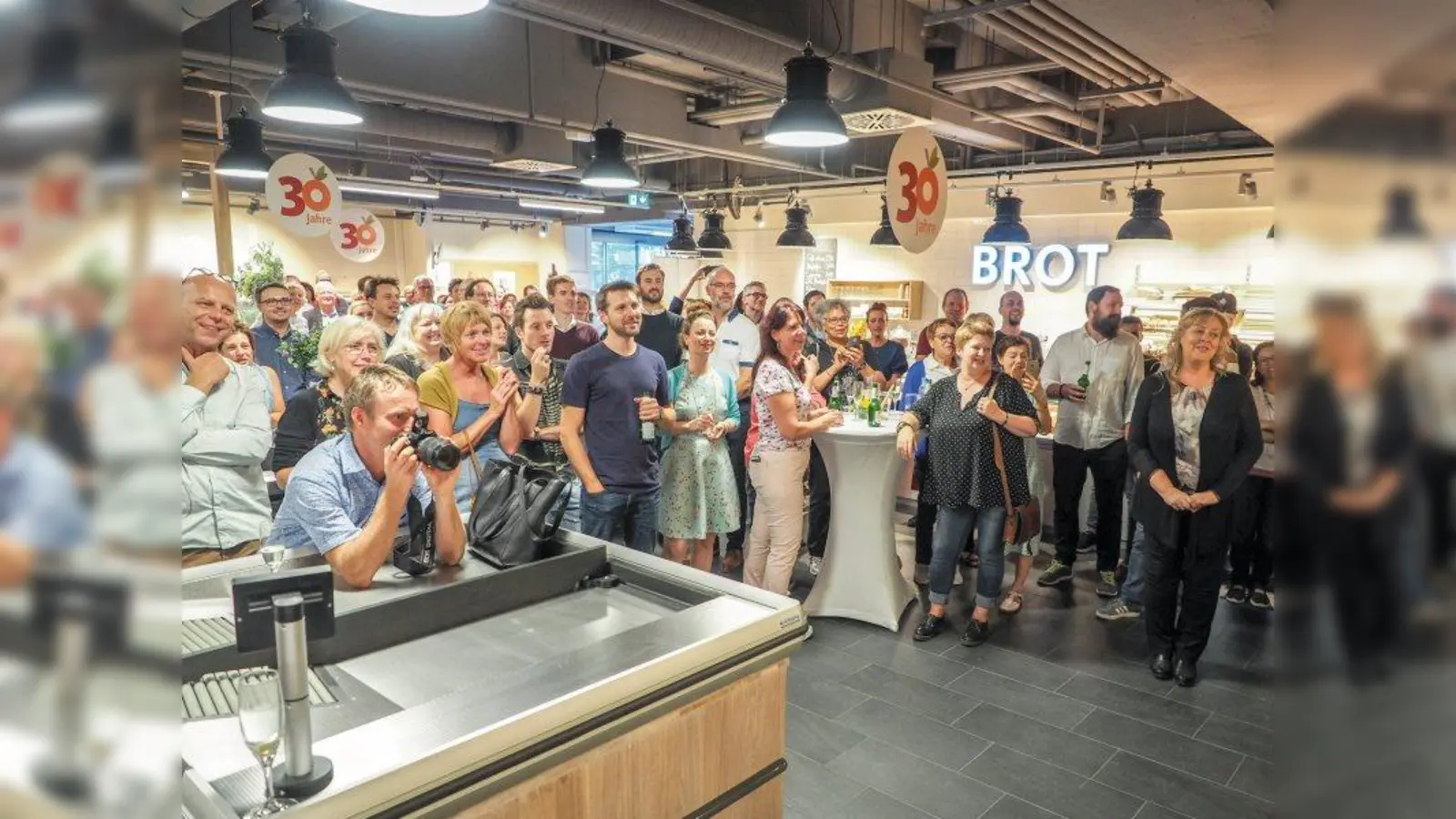 Zur Eröffnung kamen zahlreiche Besucher in den neuen VollCorner Biomarkt in der Schwanthalerhöhe 111, der auf fast 1000 Quadratmeter über 10.000 Bio-Produkte und internationale Spezialitäten im Angebot hat. (Foto: Meris Schugg)