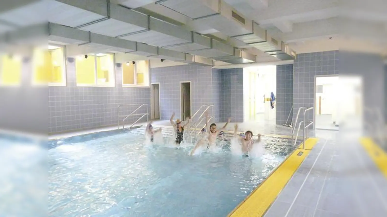 Die Schülerinnen und Schüler der Klasse 3 C haben beim Schwimm­unterricht viel Spaß.  (Foto: MO)