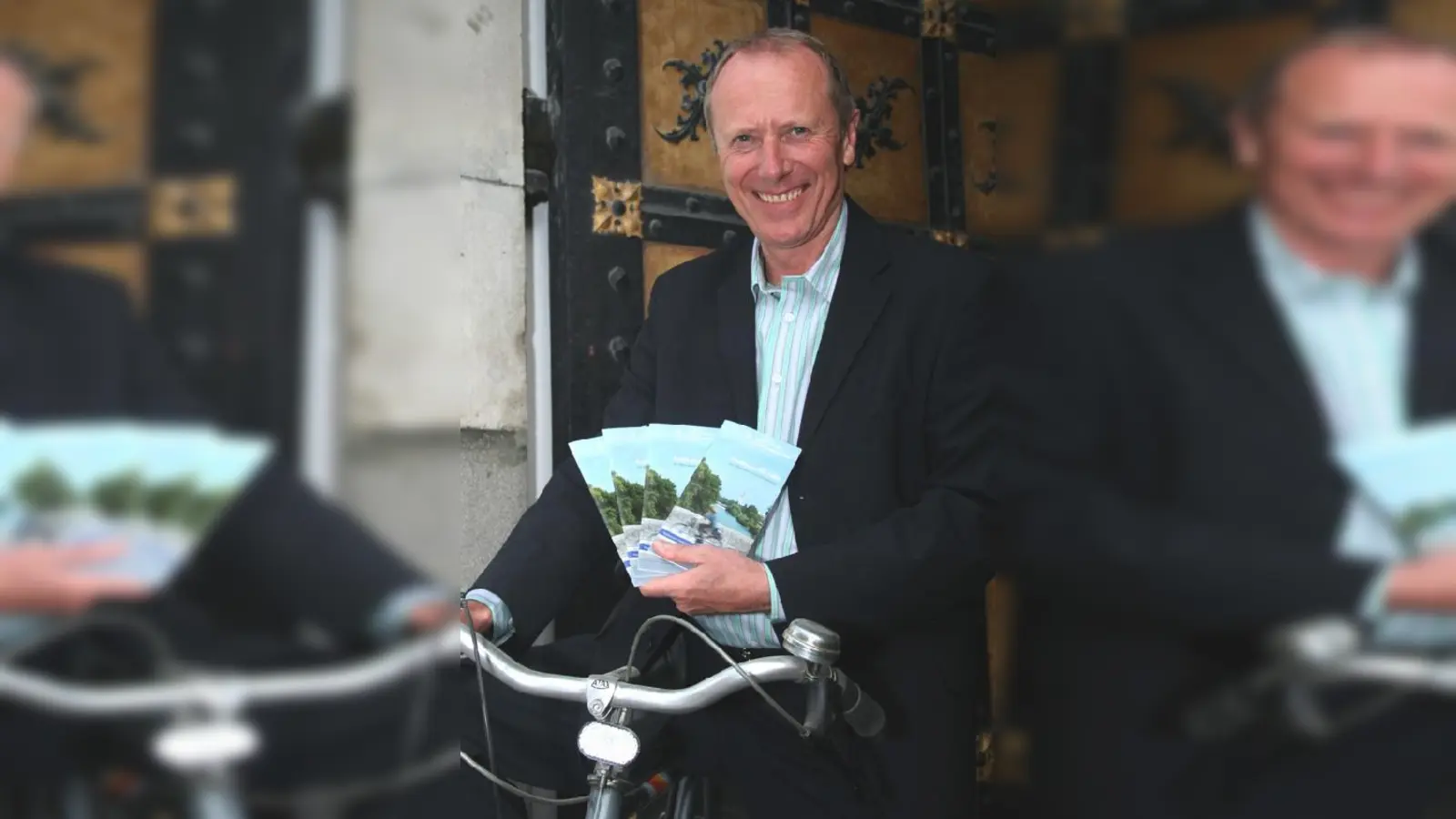BU: Hep Monatzeder freut sich über die vielen Tipps im Radlkalender 2009.  (Foto: Stadt München)