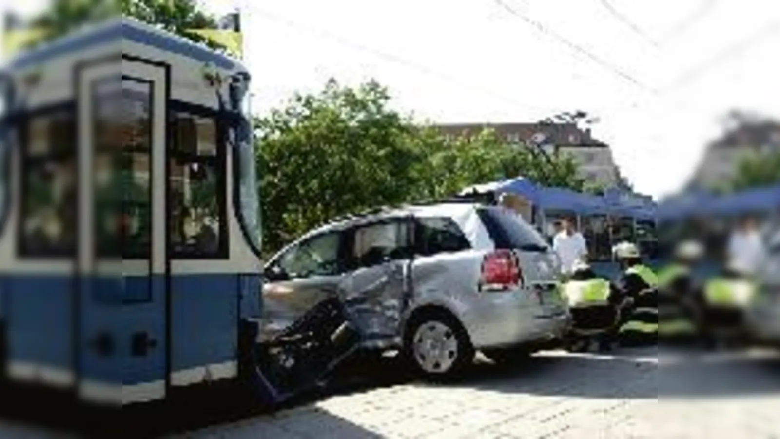 Einmal nicht aufgepasst, schon hats gekracht  und der neue Wagen sieht ganz alt aus.  (Foto: Feuerwehr)