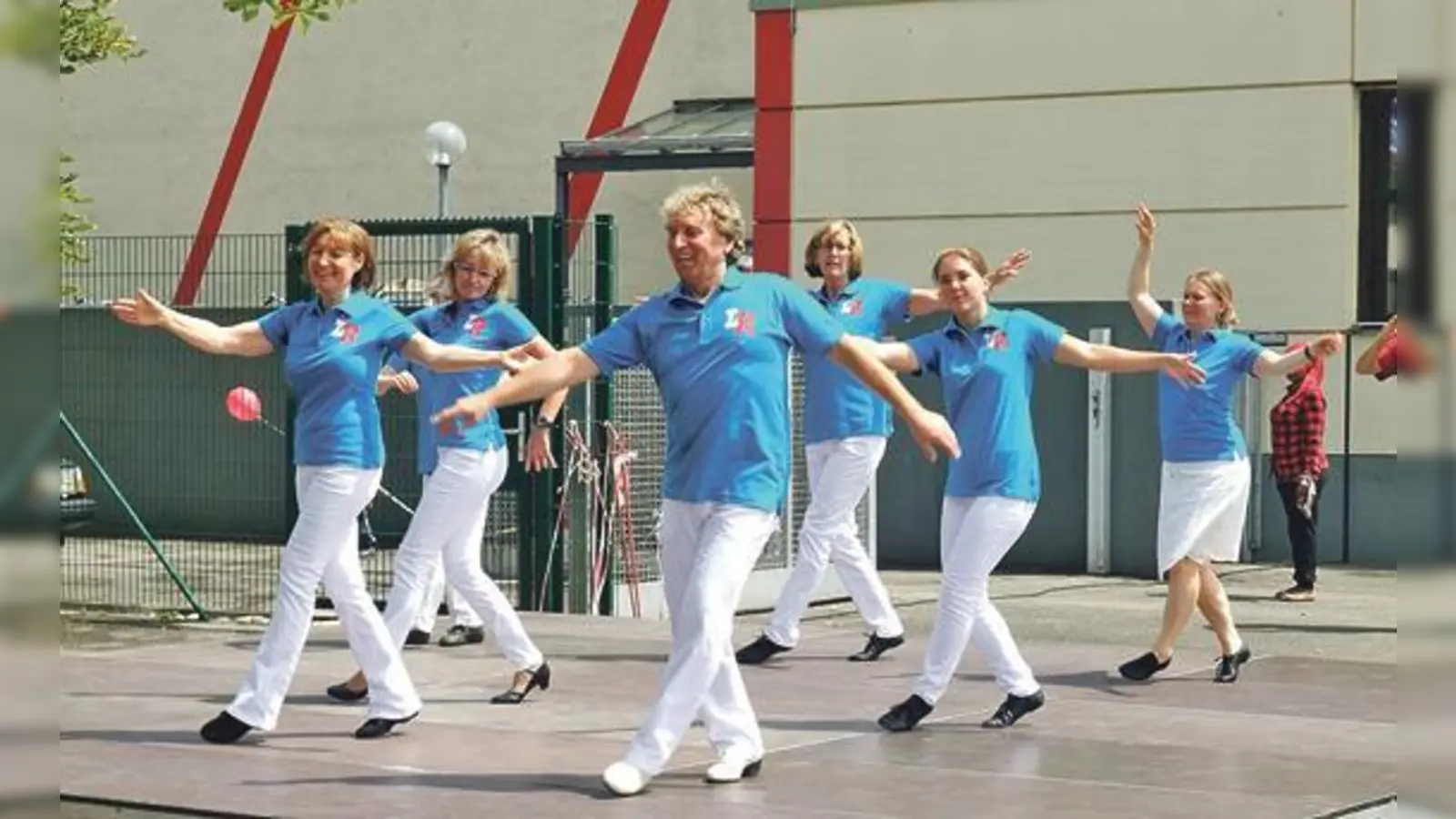 Hier ist für jeden etwas geboten: Beim Line Dance können alle mitmachen.	 (Foto: VA)