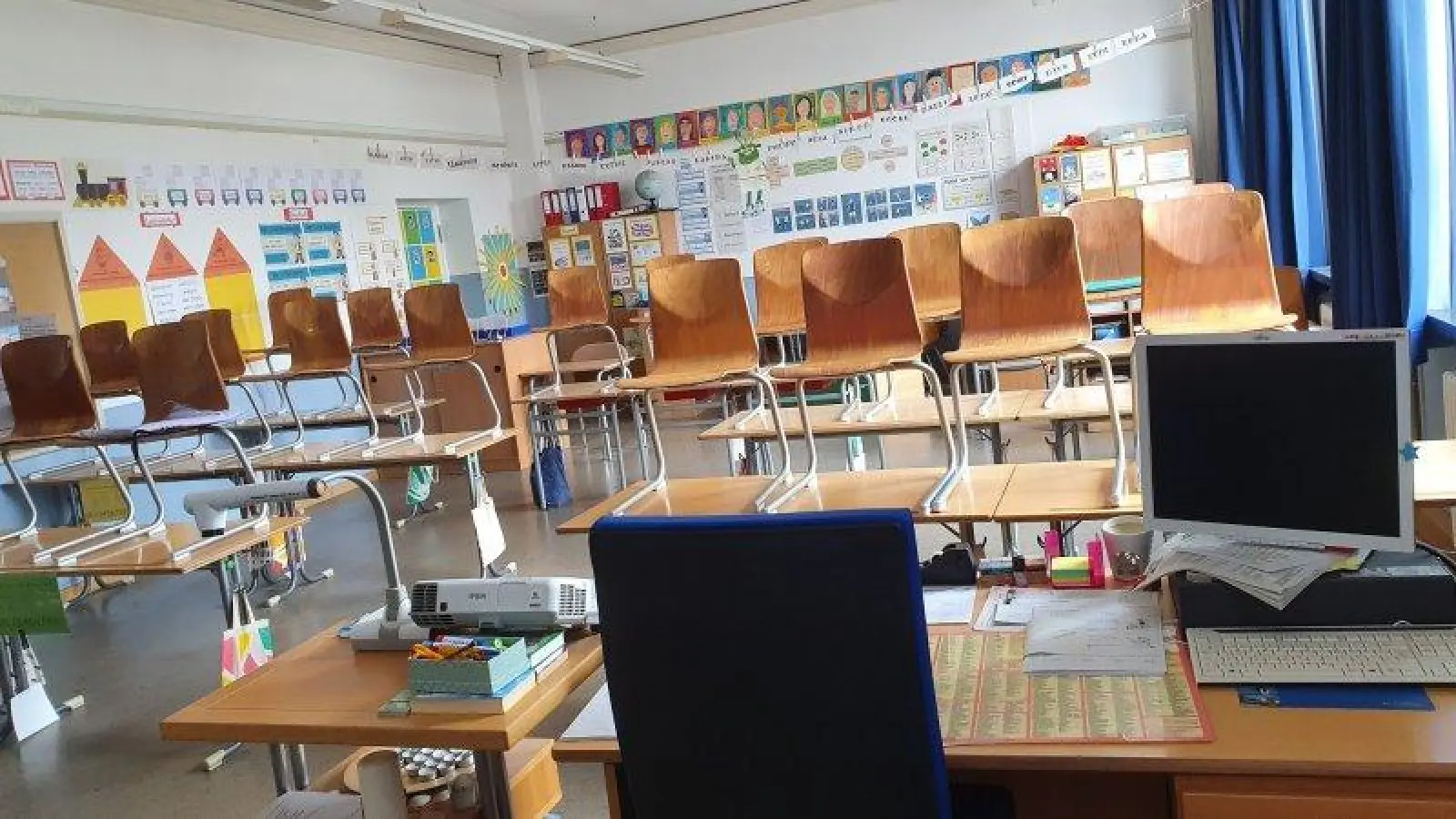 Keine Schüler, keine Lehrkräfte: So sieht es derzeit bundesweit in allen Klassenzimmern aus. Auch in der Grundschule Werdenfelsstraße. (Foto: Helmut Maier)