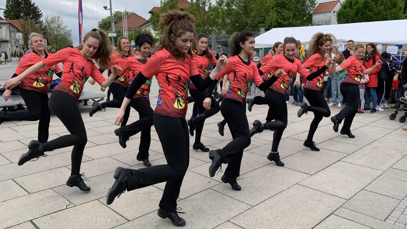 Musik zog sich wie ein roter Faden durch den Nachmittag: Hier zeigt beispielsweise die Tanzschule eine Show zu modernen Rhythmen... (Foto: Claudio Cumani )