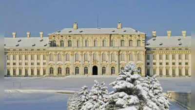 Vor den Kulissen des Schleißheimer Schlosses können sich die Besucher im November bereits in Weihnachtsstimmung bei dem &amp;quot;Schleißheimer Winterzauber&amp;quot; versetzen lassen. (Foto: wlSchleißheim)