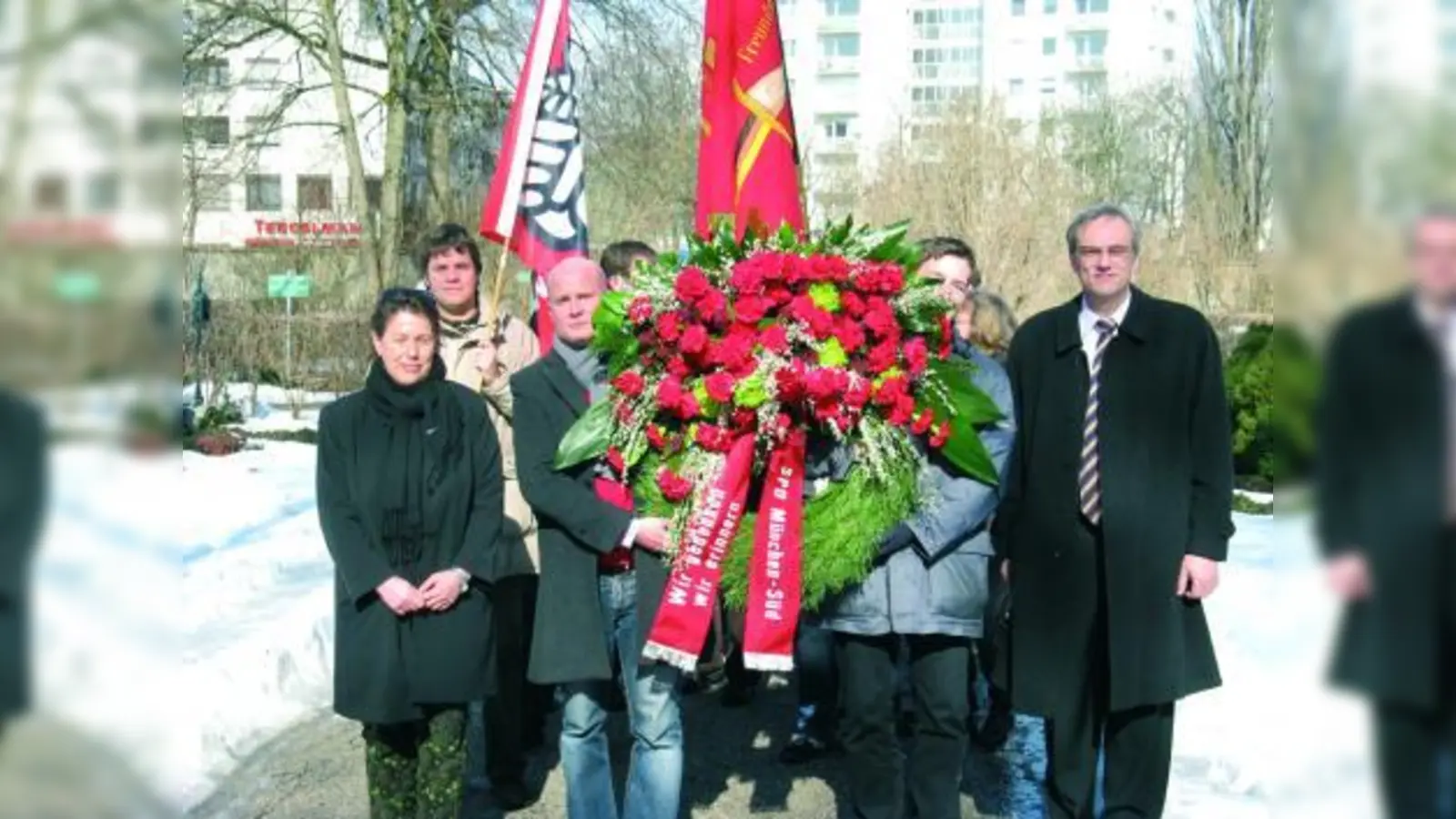 SPD-Politiker bei der Kranzniederlegung (v.l.):Adelheid Rupp, Christian Vorländer, Ludwig Hoegner, Florian Ritter. (Foto: pi)