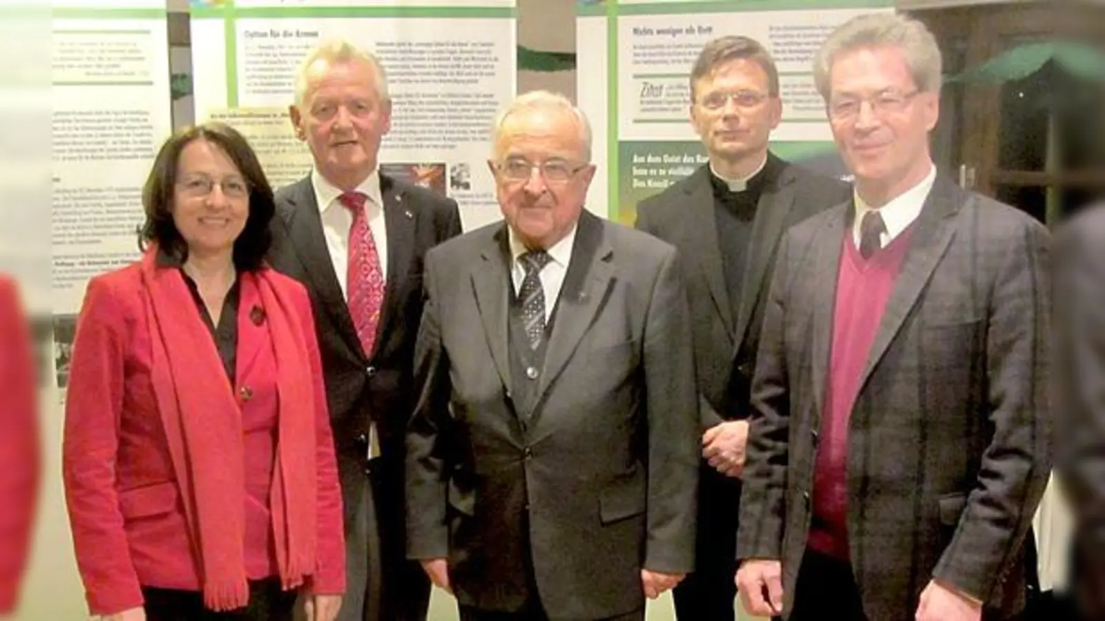 Felicitas Schultz-Pfahler, Peter Benthues vom Erwachsenenbildungsausschuss, Gerhard Gruber, Pfarrer Ulrich Kampe, Pfarrer i.R. Johann Hagl (v. l.).      (Foto: VA)