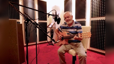 Ernst Deger (Gitarre) wird begleitet von Sophia Rollenmüller (Violine) und Jürgen Geiger (Orgel). (Foto: Deger)