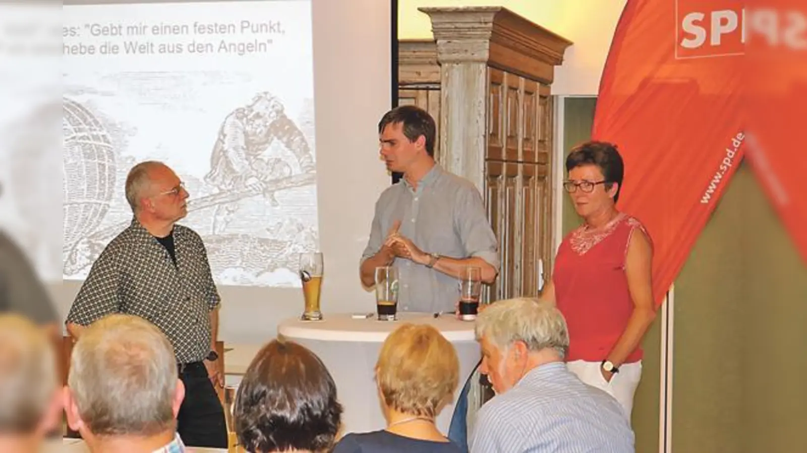 Reimund Acker (li.) stellte seine Überlegungen ausführlich vor, konnte Isabell Zacharias und Andreas Mehltretter (v. re.) aber nicht vollständig überzeugen.	 (Foto: VA)