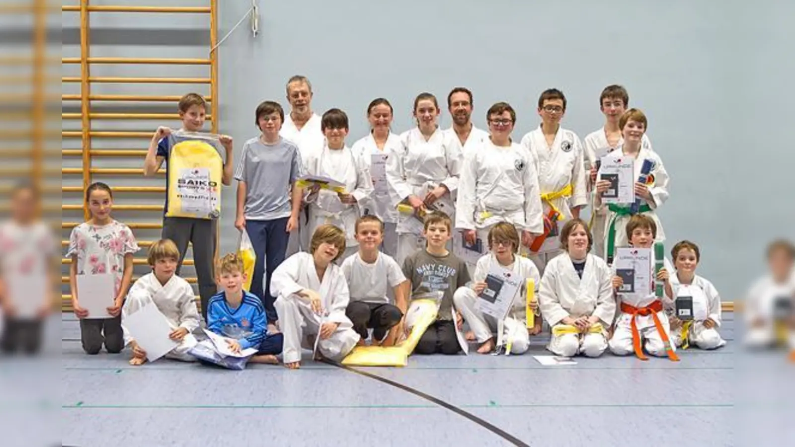 Zu den erfolgreichen Prüflingen gehören auch die Grünwalder TSV-Kids (10 bis 14 Jahre), mit den Prüfern Peter Henkel und Max Obermaier.	 (Foto: Christian Killer)