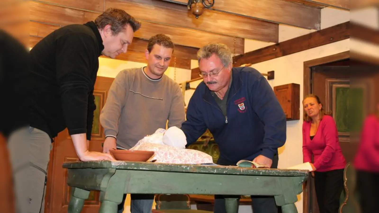 Mit einem kleinen Bündel wird alles anders: v.l. Florian Brenner, Christian Köhler, Gerhard Fuchs und Brigitte Zirk bei einer Probe. (Foto: bb)