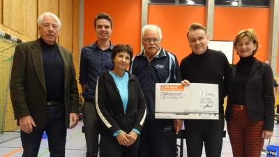 Gustav Huber (links), Geschäftsführer der Bürgerstiftung, und Vorsitzende Barbara Scheitz (rechts) überreichten dem SV Söcking eine Spende in Höhe von 1.000 Euro.  (Foto: SV Söcking)