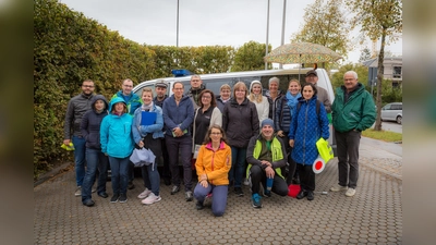 Eva Übermasser, Leiterin der Schulweghelfer Haar (vorne knieend) und Kajetan Pfister von der PI27 mit den neuen Schulweghelfern. (Foto: Janina Kufner)