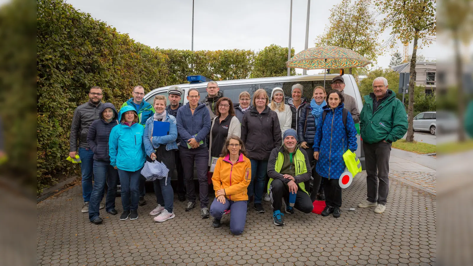Eva Übermasser, Leiterin der Schulweghelfer Haar (vorne knieend) und Kajetan Pfister von der PI27 mit den neuen Schulweghelfern. (Foto: Janina Kufner)