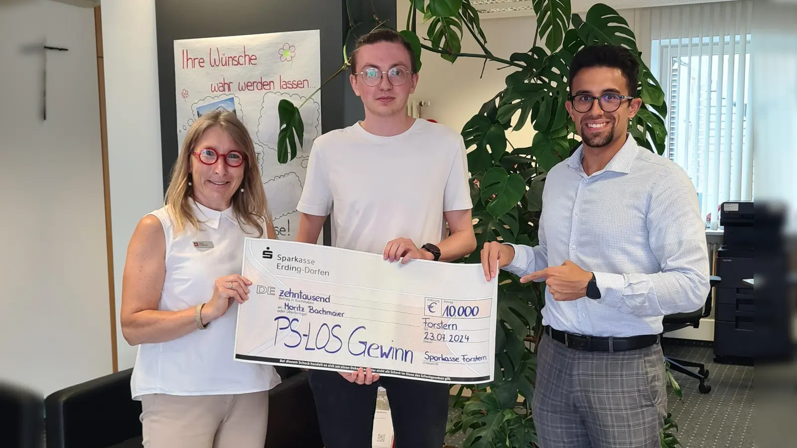 v.l. Gudrun Königsbauer, Regionalleiterin Hörlkofen/Forstern, PS-Gewinner Moritz Bachmaier, Privatkundenberater Anthony Visalli. (Foto: Sparkasse)