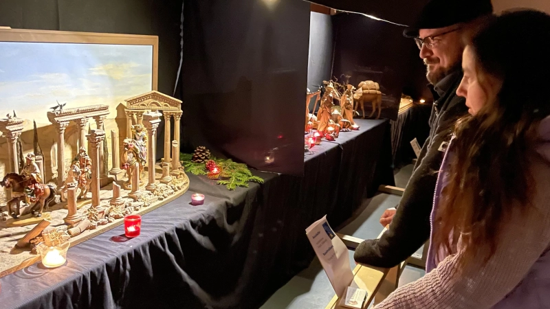 Andächtig betrachten die Besucher die Krippen der Gilchinger Familien. (Foto: pst)