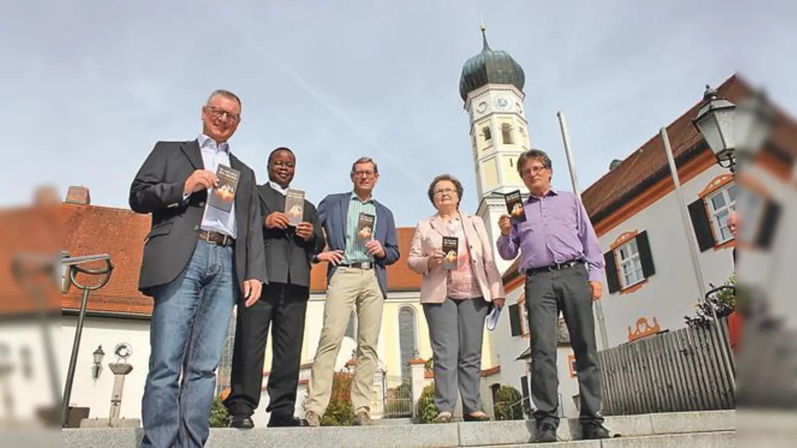 Gemeindevorsteher der Neuapostolischen Kirche Volker Neger, der katholische Geistliche Dr. Anicent Mutonkole, der ev.-lutherische Pfarrer Axel Kajnath, Pastorin der Adventsgemeinde Ruza Halunzan und Dr. Thomas Raabe (v. li.).	 (Foto: Stefan Dohl)
