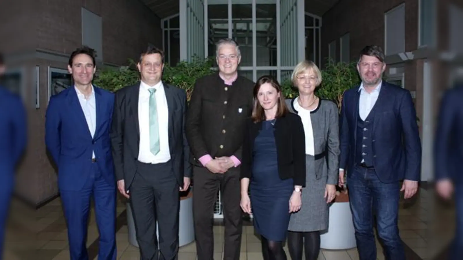 (V.l.): Michael Rademacher, Jörg Ochs (beide SWM), Garchings Bürgermeister Dietmar Gruchmann, Anja Reinhardt und Ursula Jekelius (beide Bayernwerk) und Aschheims Bürgermeister Thomas Glashauser.  (Foto: SWM)