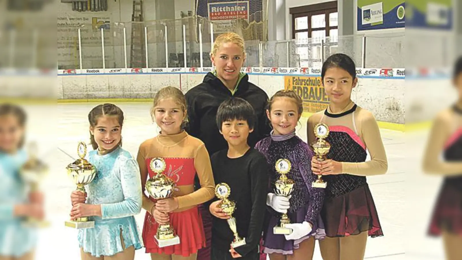 Trainerin Andrea Engl mit ihren erfolgreichen Schützlingen des ERSC Ottobrunn.	 (Foto: Verein)