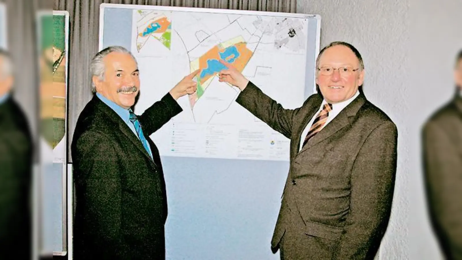 Hier soll sie gebaut werden, die Therme: Die Bürgermeister Rolf Zeitler (links) und Josef Riemensberger zeigen den Standort der geplanten Einrichtung am Hollerner See. 	 (Foto: ba)