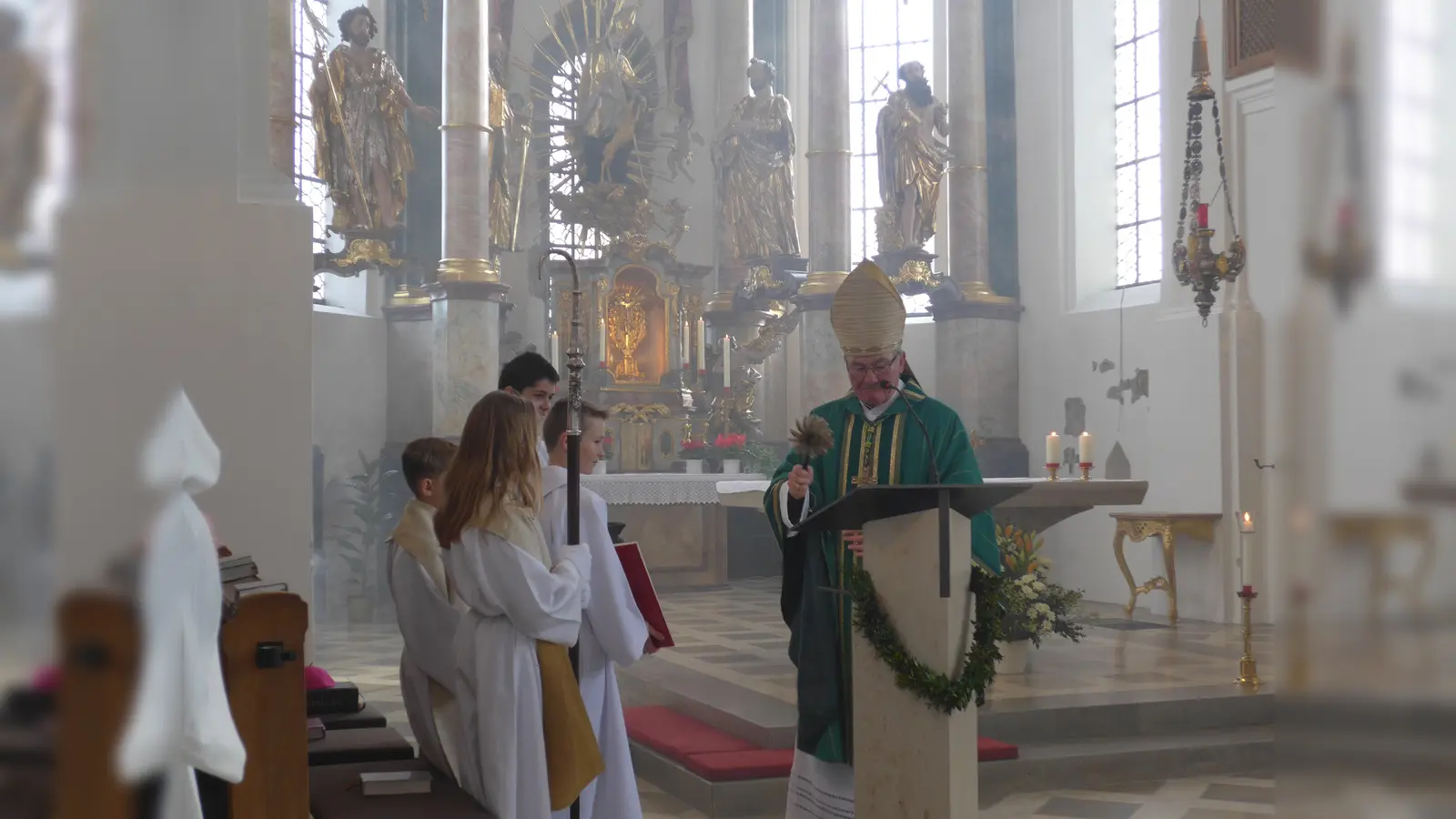 Weihbischof Bernhard Haßlberger machte deutlich, dass die Kirche nicht nur ein Bau aus Steinen ist, sondern eine lebendige Gemeinschaft der Glaubenden. (Foto: Dorothea Bitterberg)