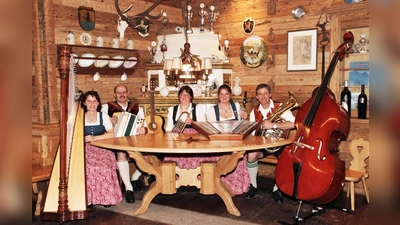 Zugesagt hat aus München die „Brücklmeier Musi“, eine großartige Tanzlmusi, die aber auch in der Saiten- oder Okarinabesetzung aufspielen wird.  (Foto: VA)