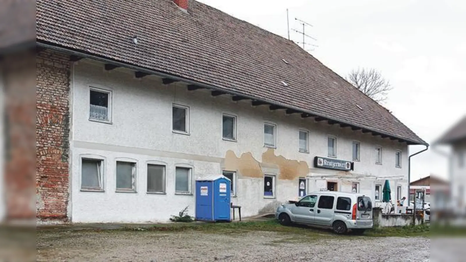 Abriss? Der »Kratzerwirt« in Berglern steht zur Disposition. Für heuer ist eine Voruntersuchung über die Sanierungskosten geplant. 	 (Foto: kw)