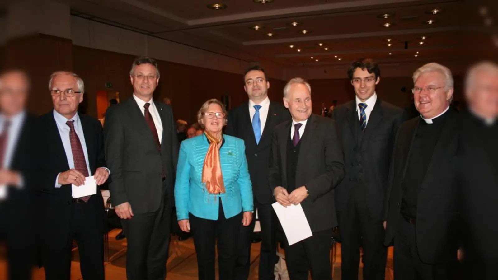 Bayerisch-ungarische Freundschaft: v.l. der ungarische Generalkonsul Tamás Mydlo, Minister Siegfried Schneider, Elisabeth Schosser, der ungarische Botschafter in Berlin Zsolt Bóta, Erwin Huber, Prinz Ludwig von Bayern und Bischof Dr. Franz Cserháti. (Foto: WS)