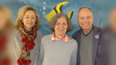 In vielen Münchner Grundschulen tätig: Monika Engelmayer, Rektorin der Grundschule an der Zielstattstraße (links), weiß die ehrenamtliche Unterstützung von Agnes Unterweger und Matthias Kraemer als &amp;quot;Seniorpartner in School&amp;quot; sehr zu schätzen. (Foto: tab)