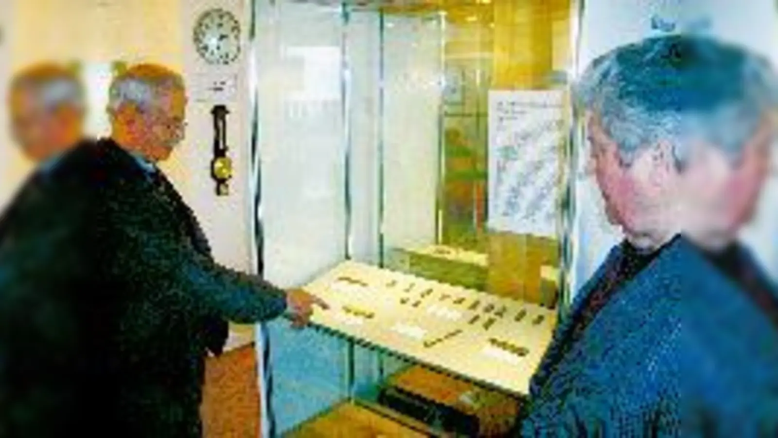 Absolute Raritäten  Helmut Keßler (li.) ist fasziniert von den Funden aus den bajuwarischen Reihengräbern. Martin Linseisen (re.) teilt diese Begeisterung. (Fotos: cr)