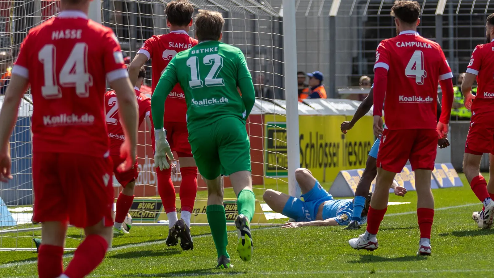 Ball im Tor: Kozukis beim nicht gegebener Treffer.  (Foto: Anne Wild)