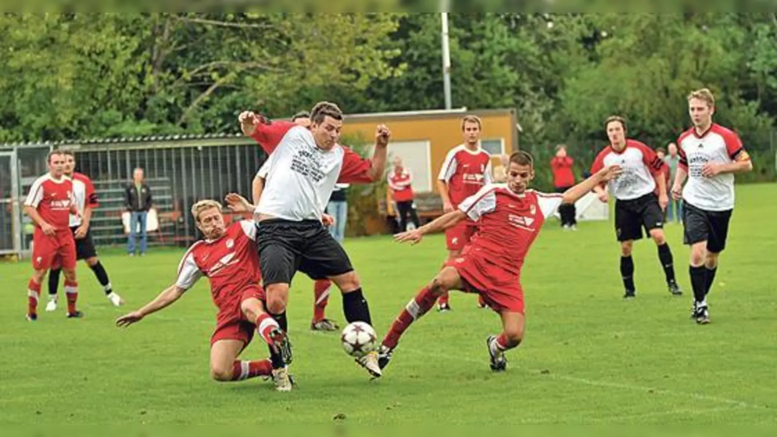 Hartes Spiel des VfB Forstinning, Michi Gebert (Mi.)  wird in die Zange genommen.  (Foto: VA)