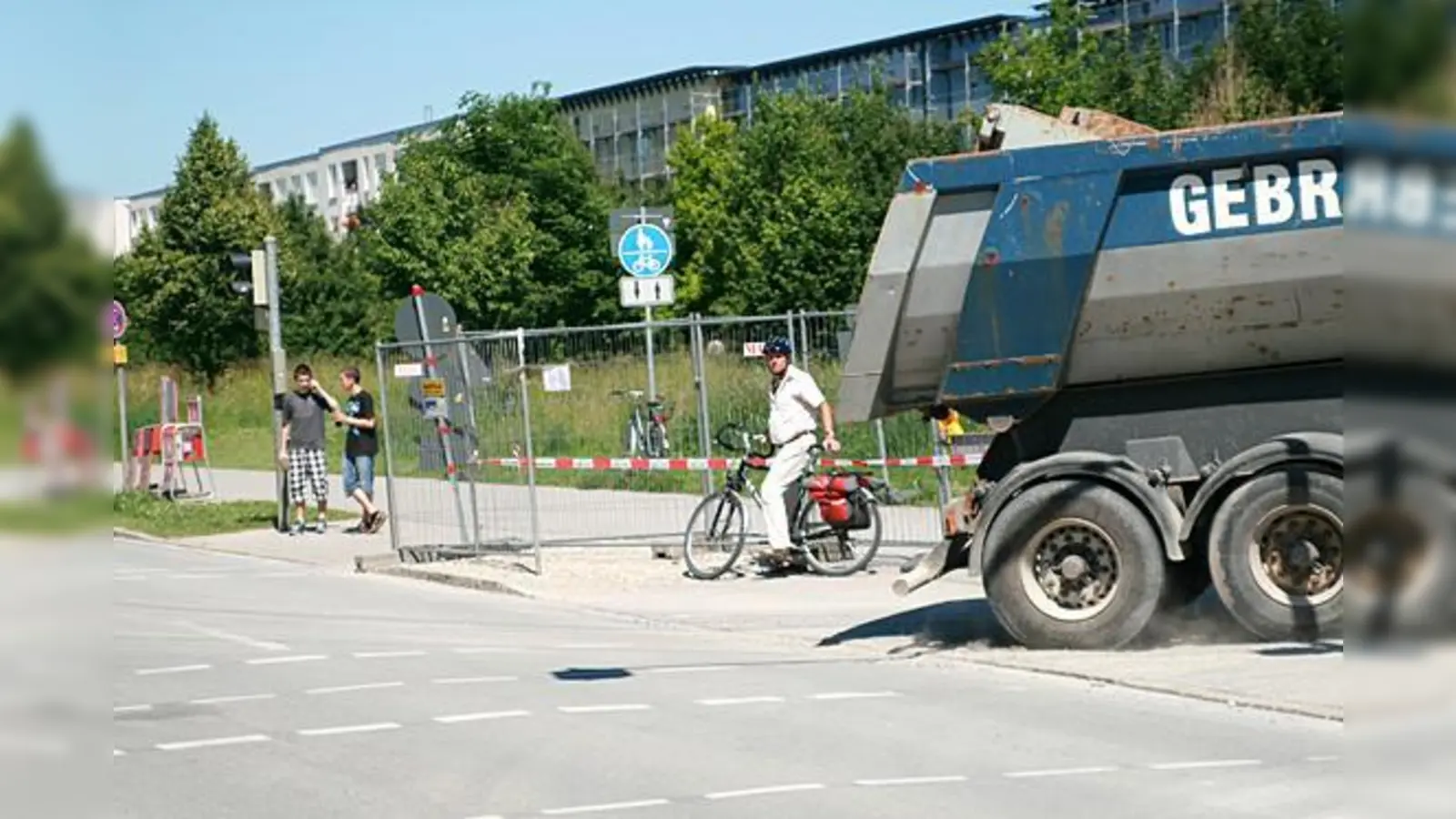 Die Baustelle des entstehenden Truderinger Gymnasium an der Friedenspromenade soll sicherer werden.	 (Foto: mst)