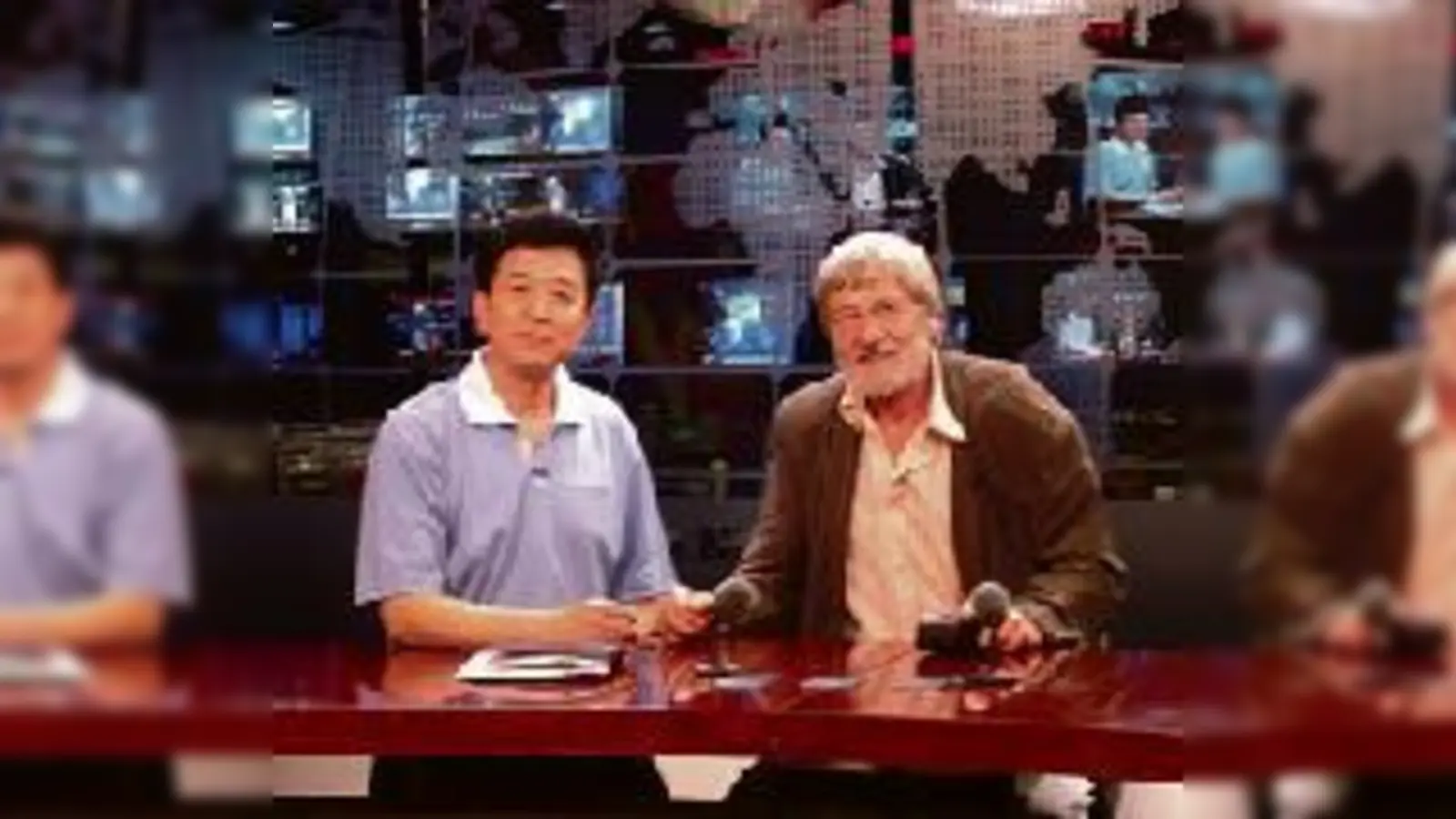 Zwei Welten, zweimal Bernhard Ganter: Links als Gast in einer chinesischen Fernsehsendung, rechts in seiner privaten Welt in Dietersheim.  (Foto: Privat, ks)