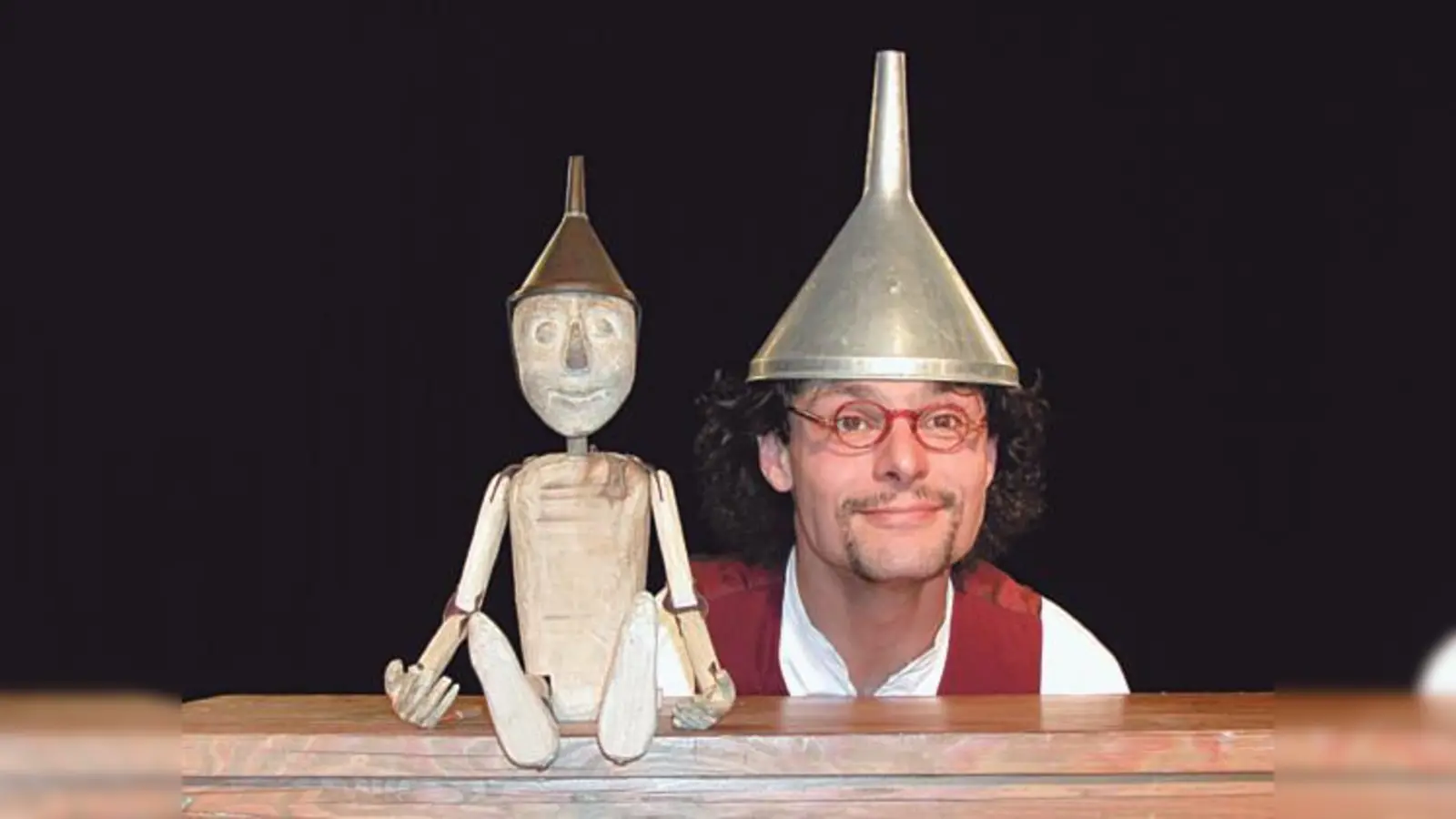 Mit ein paar Küchenutensilien zaubert Günther Baldauf ein lebendiges Bild der Geschichte.  (Foto: VA)