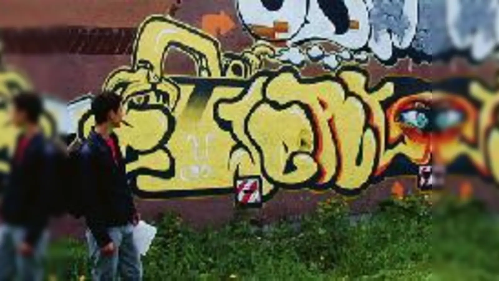 Die Führung der Klasse 11p gleicht einem Balanceakt zwischen lebender Wäscheleine am Fuße des Schuttbergs und Schwabinger Graffiti-Kultur. 	 (Fotos: ks)