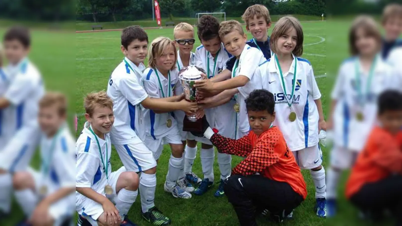 Die Poinger F1-Junioren nach dem Gewinn des Landkreis-Sparkassenpokals 2011. Auch sie haben mal mit einem Schnuppertraining angefangen.	 (Foto: Privat)