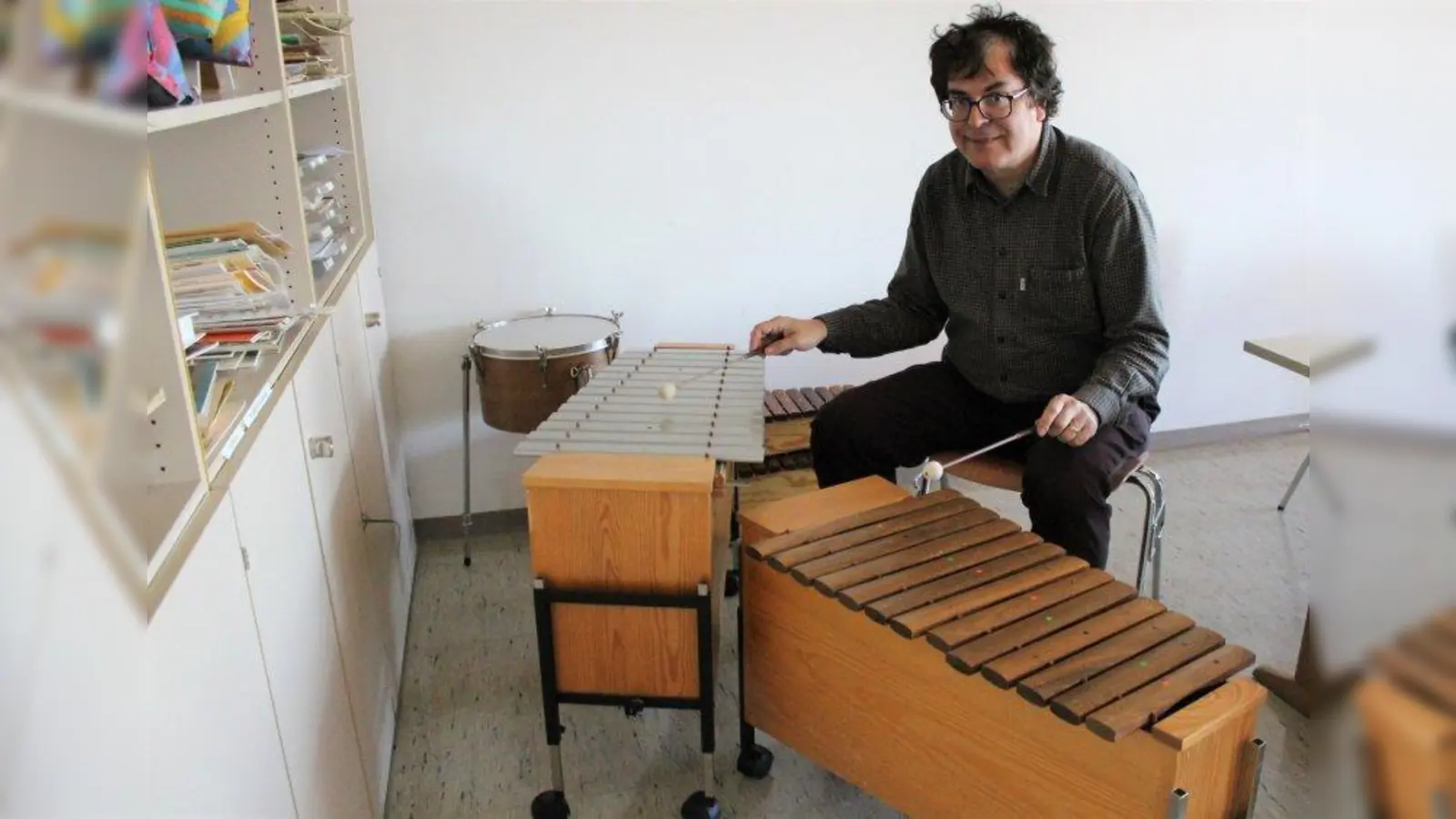 Wolfgang Kraemer ist als Leiter der Musikschule Karlsfeld mit seinem Team aus insgesamt zehn Lehrkräften für den Unterricht von derzeit über 100 Musikschülern zuständig. (Foto: sb)