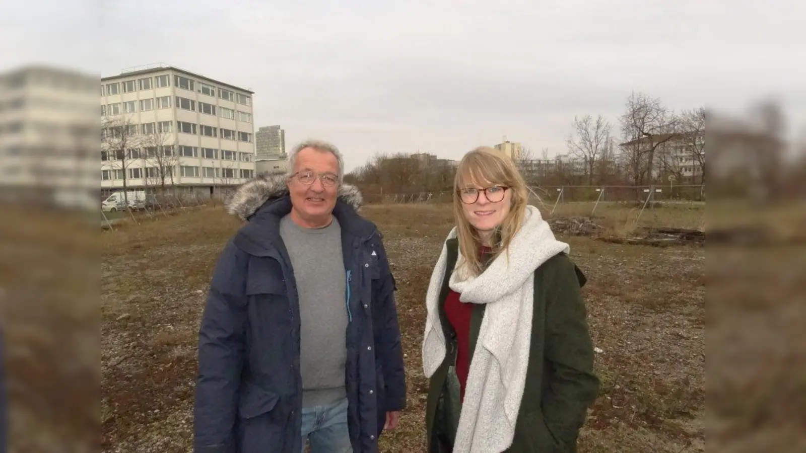 Noch ist hier eine Wiese. Doch läuft alles nach Plan, können hier ab 2020 über 100 Bands pro Woche in den Musikübungsräumen proben. Darauf freuen sich auch Klaus Martens, Leiter der Fachstelle Pop beim Feierwerk e.V., und Julia Viechtl, ebenfalls Fachstelle Pop. (Foto: tab)