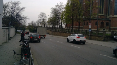 Rund um die Ichoschule in Obergiesing gilt werktags von 7 bis 18 Uhr ein Tempolimit von 30 km/h, doch nicht alle Autofahrer halten sich daran. Schüler, Eltern und Lehrer wollen daher ab dem 29. April in einer Aktionswoche darauf aufmerksam machen. (Foto: bs, privat)