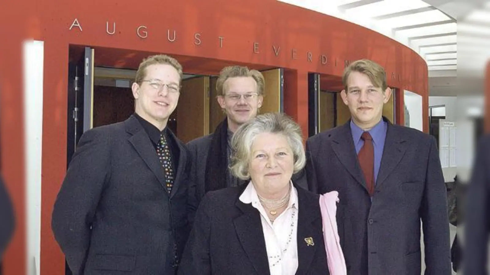 Am 16. Februar 2002 wurden die Musikschule und der August-Everding-Saal ihrer Bestimmung übergeben. Mitgefeiert hat Augusta Everding mit ihren Söhnen Cornelius, Johannes und Christoph.  (Foto: Schunk)