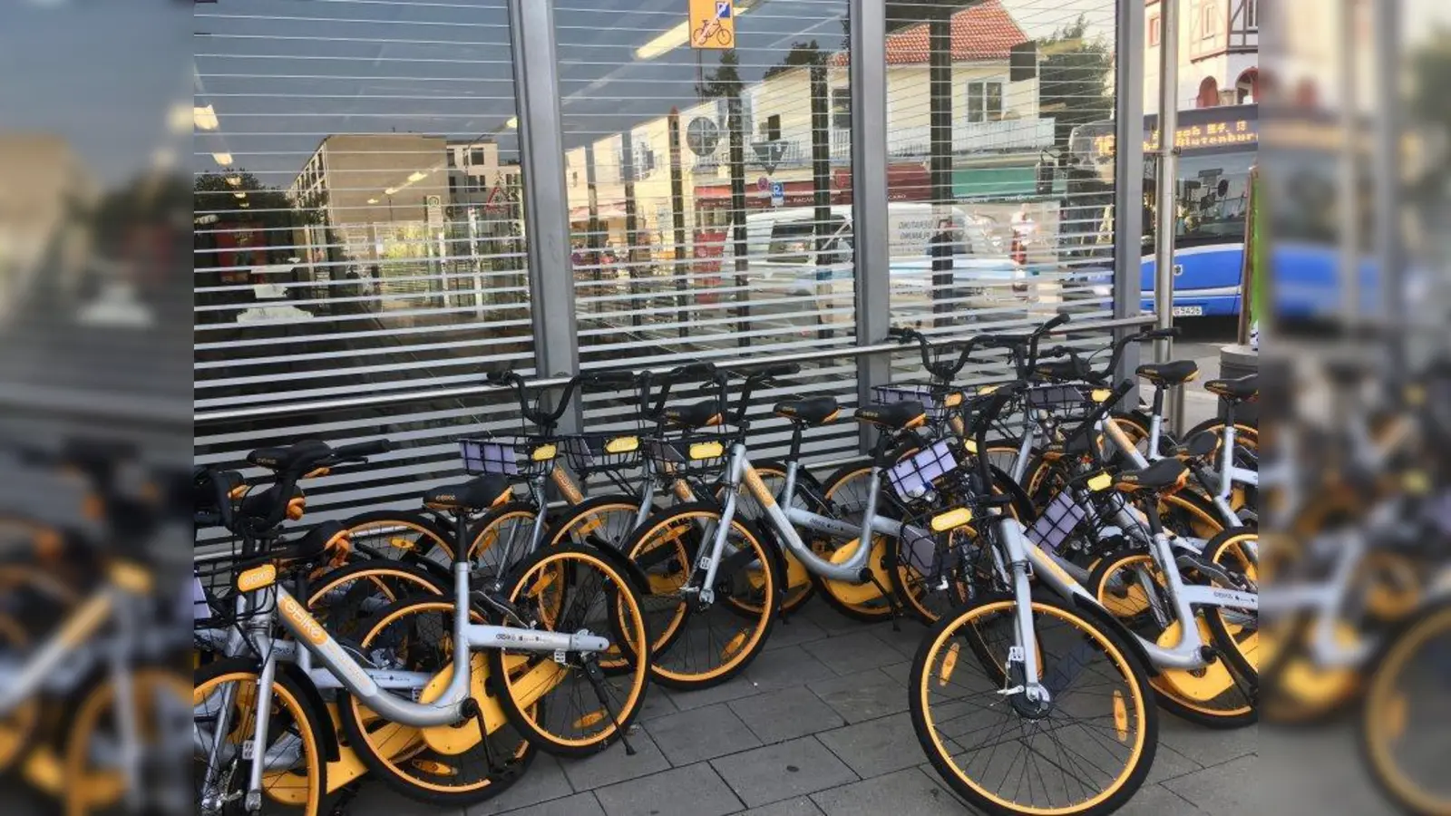 „Bisserl Radfahren und dann an den nächsten Baum lehnen“ - die gelben „Obikes” machen es möglich. Allerdings sollten sie geordnet abgestellt werden, fordert der BA 21. Außerdem kritisierte das Stadtteilgremium den fehlenden Datenschutz. (Foto: us)