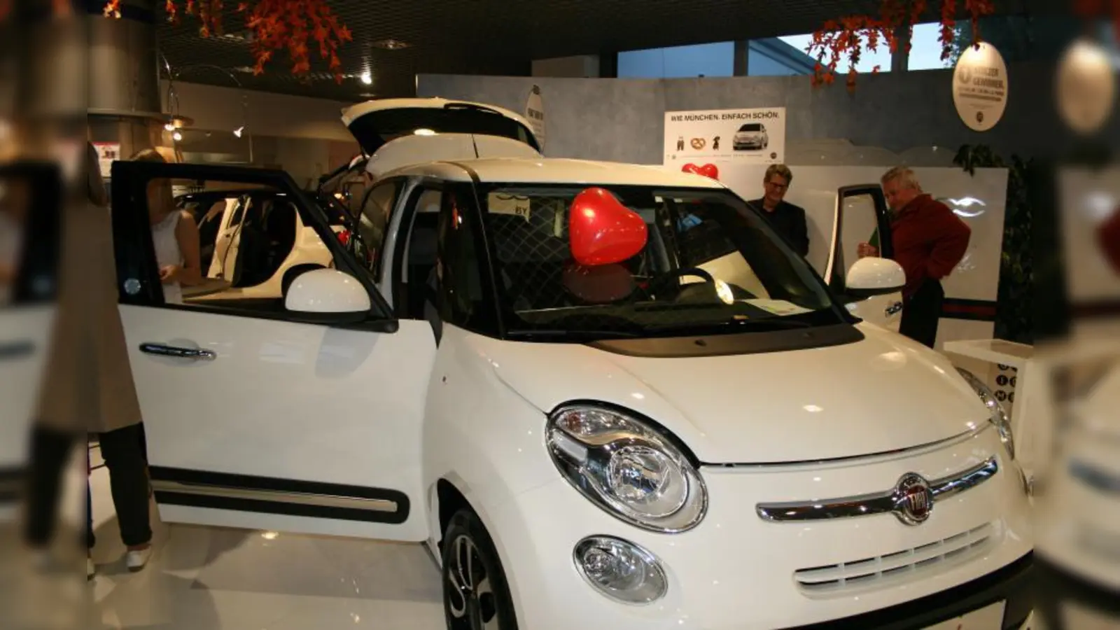 Am 18. Oktober präsentierte das Autohaus Keidler den neuen Fiat 500L. Viele Interessierte kamen zusammen, um den Italienier zu bestaunen. (Foto: pi)