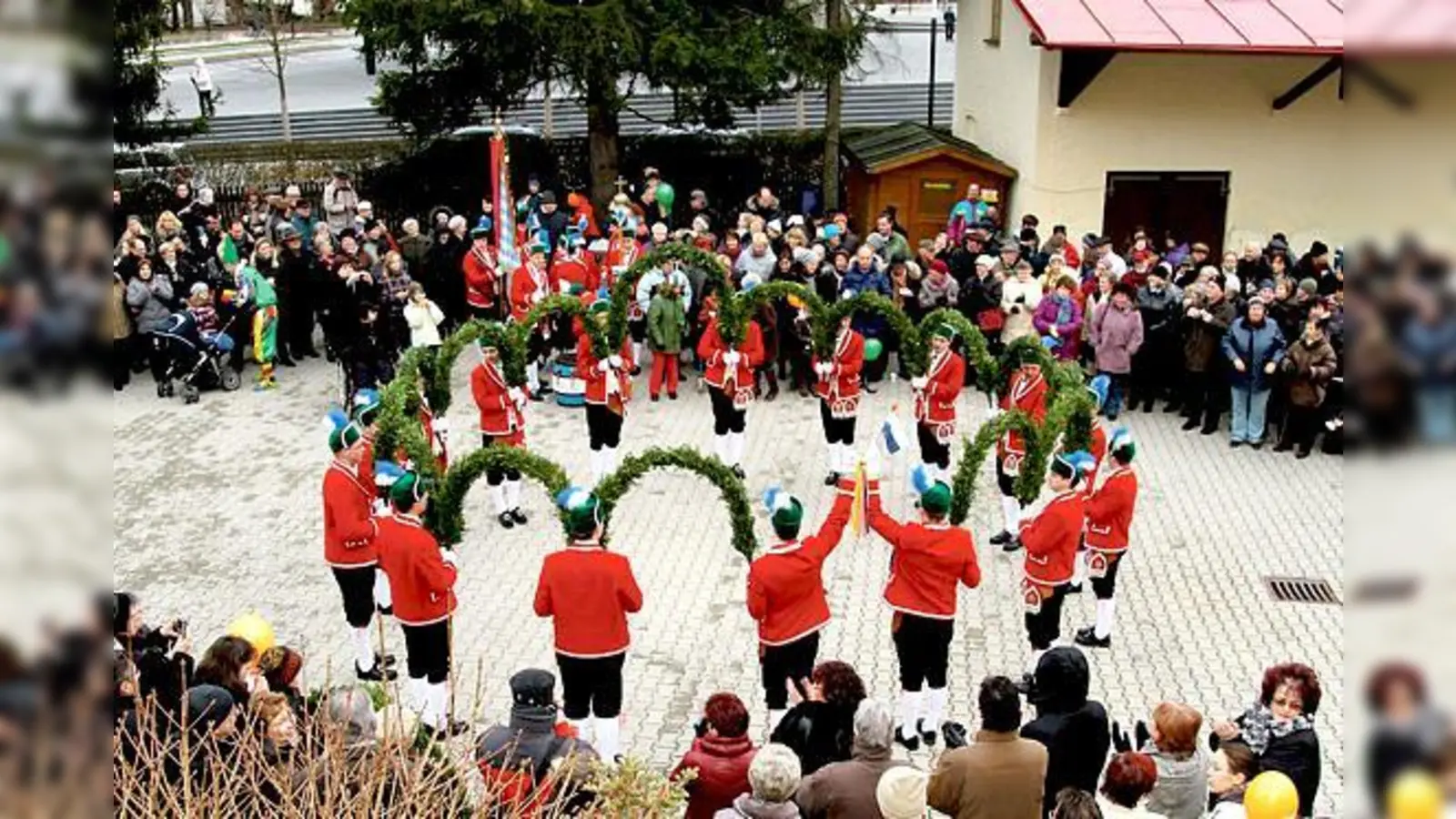 Die Aschheimer Schäffler tanzten vor rund 600  Zuschauern in Unterföhring.	 (Foto: VA)