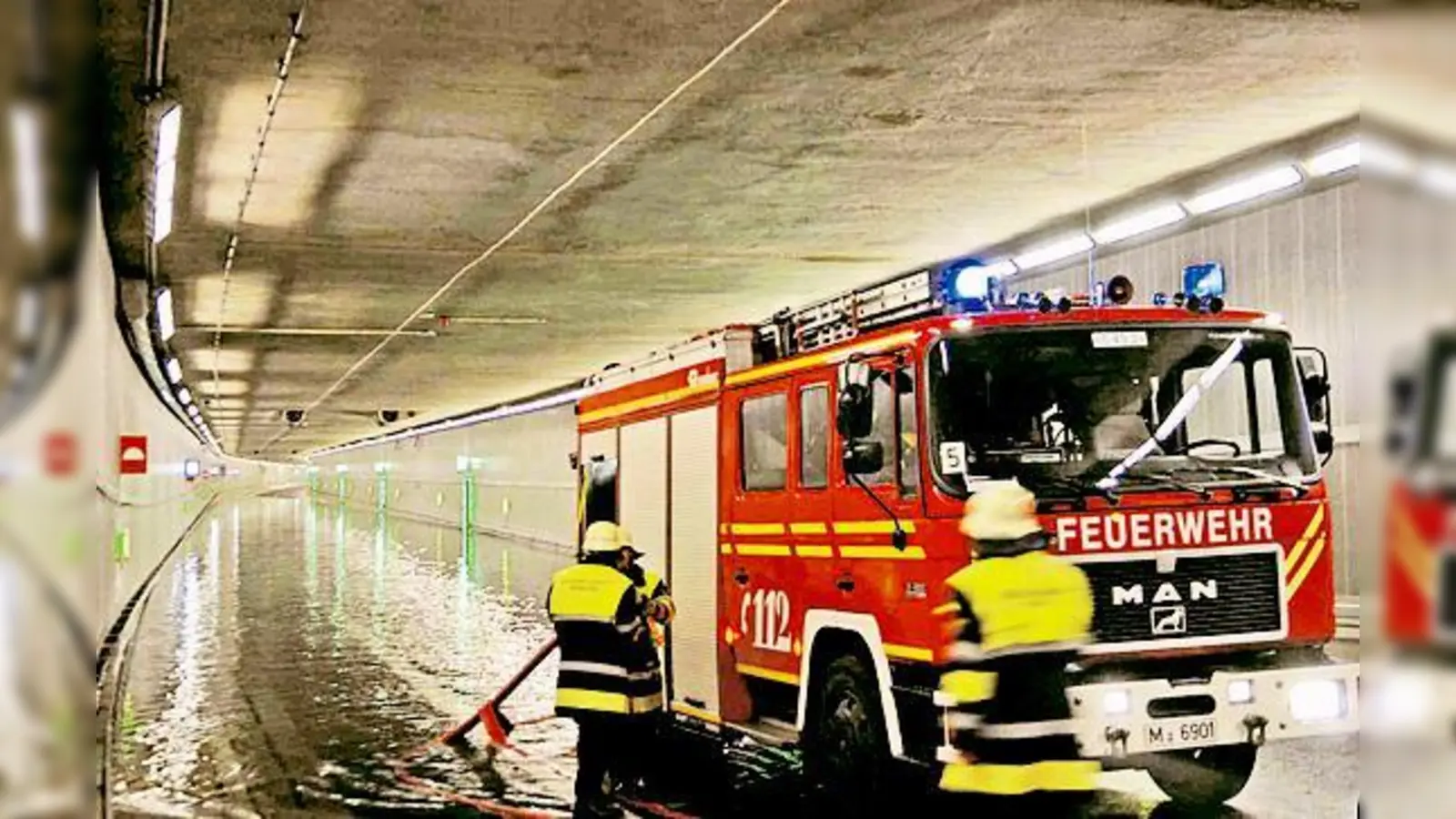 Die Feuerwehr und das Technische Hilfswerk hatten im Richard-Strauss-Tunnel viel zu tun. 	 (Foto: FW)