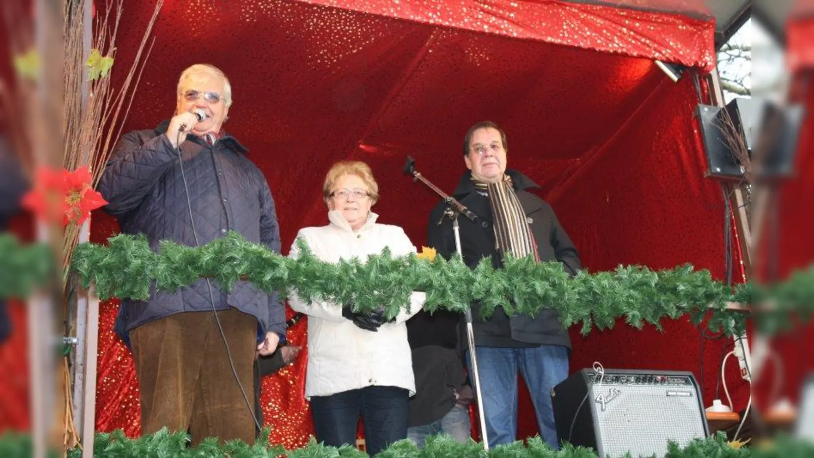 Sie haben am Montag den Neuhauser Weihnachtsmarkt eröffnet (v.l.): Edmund Radlinger, Ingeborg Staudenmeyer und Rüdiger Rehefeld. (Foto: sb)
