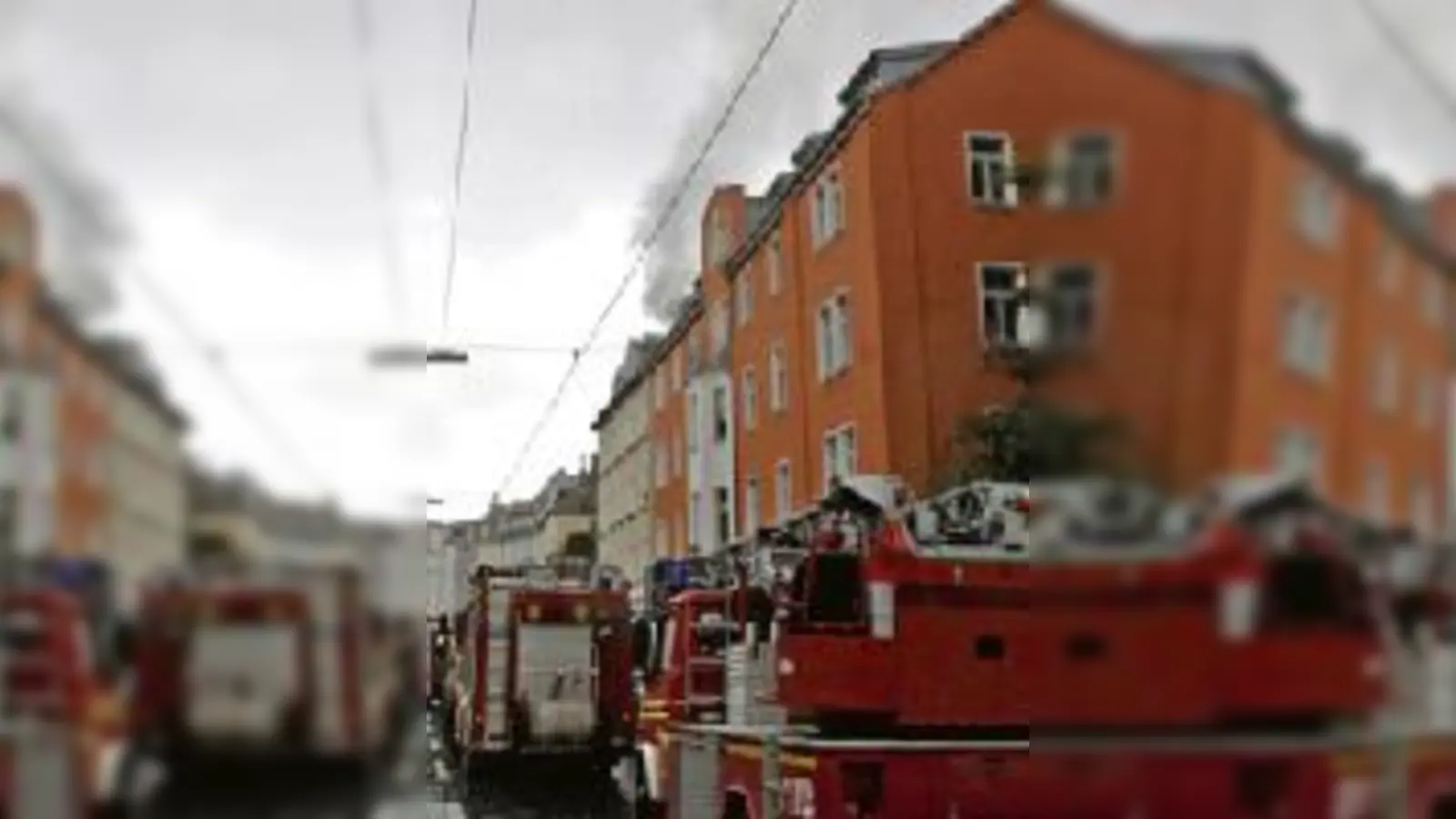 Schwarze Rauchwolken stiegen in den Münchner Himmel. 	 (Foto: Feuerwehr)