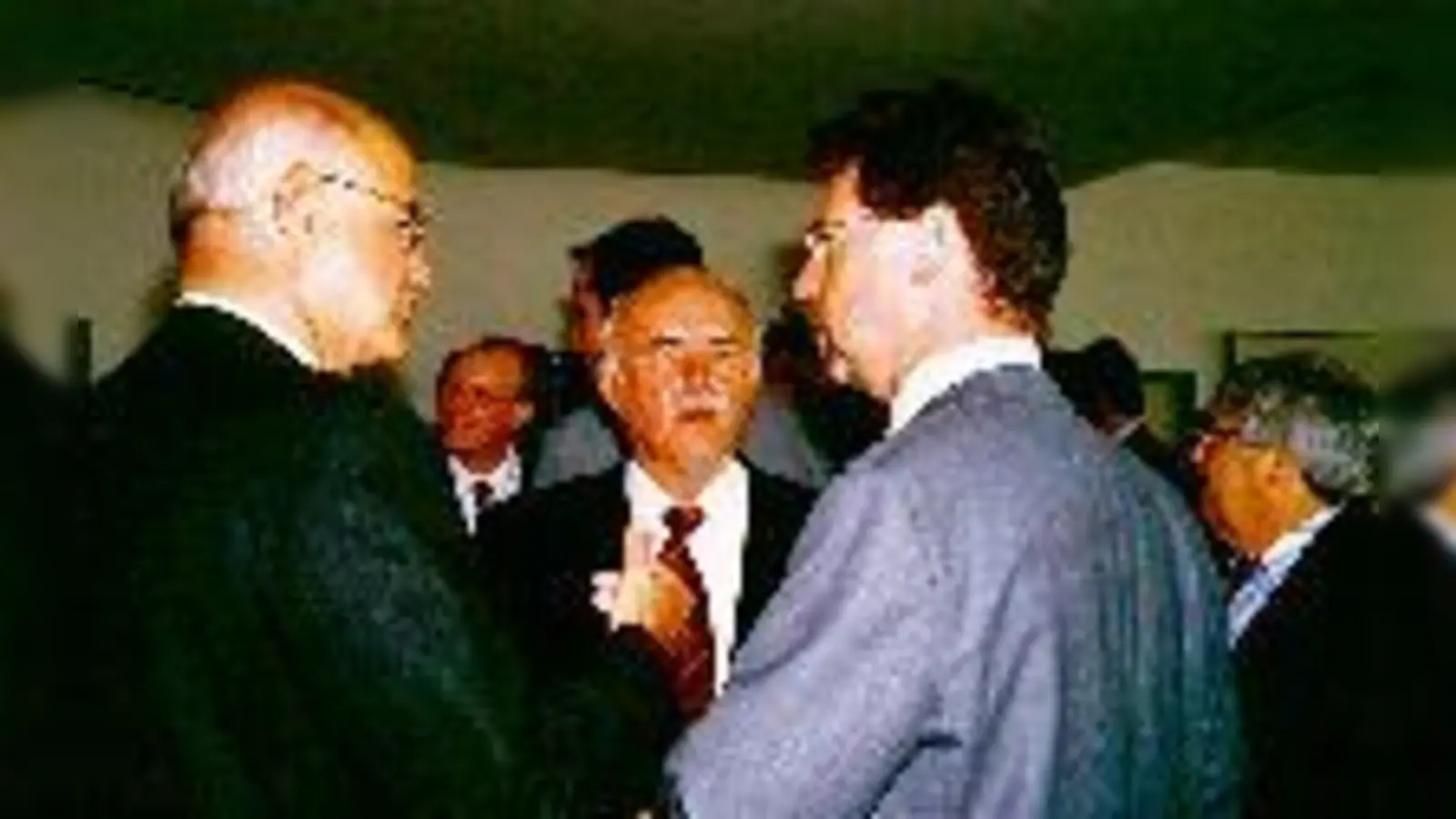 Immer engagiert in Geschäft und  (Foto: Rudolph Kühnel (Mitte) im Gespräch mit Verleger Wolfgang Huss (li.) und Stadtrat Alexander Reissl.)