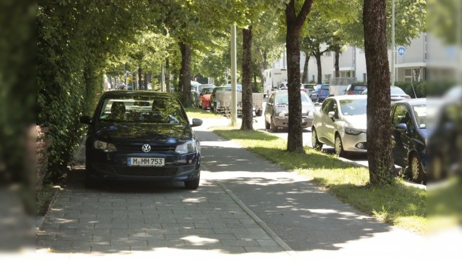 Gehwegparker ärgern Anwohner. (Foto: job)