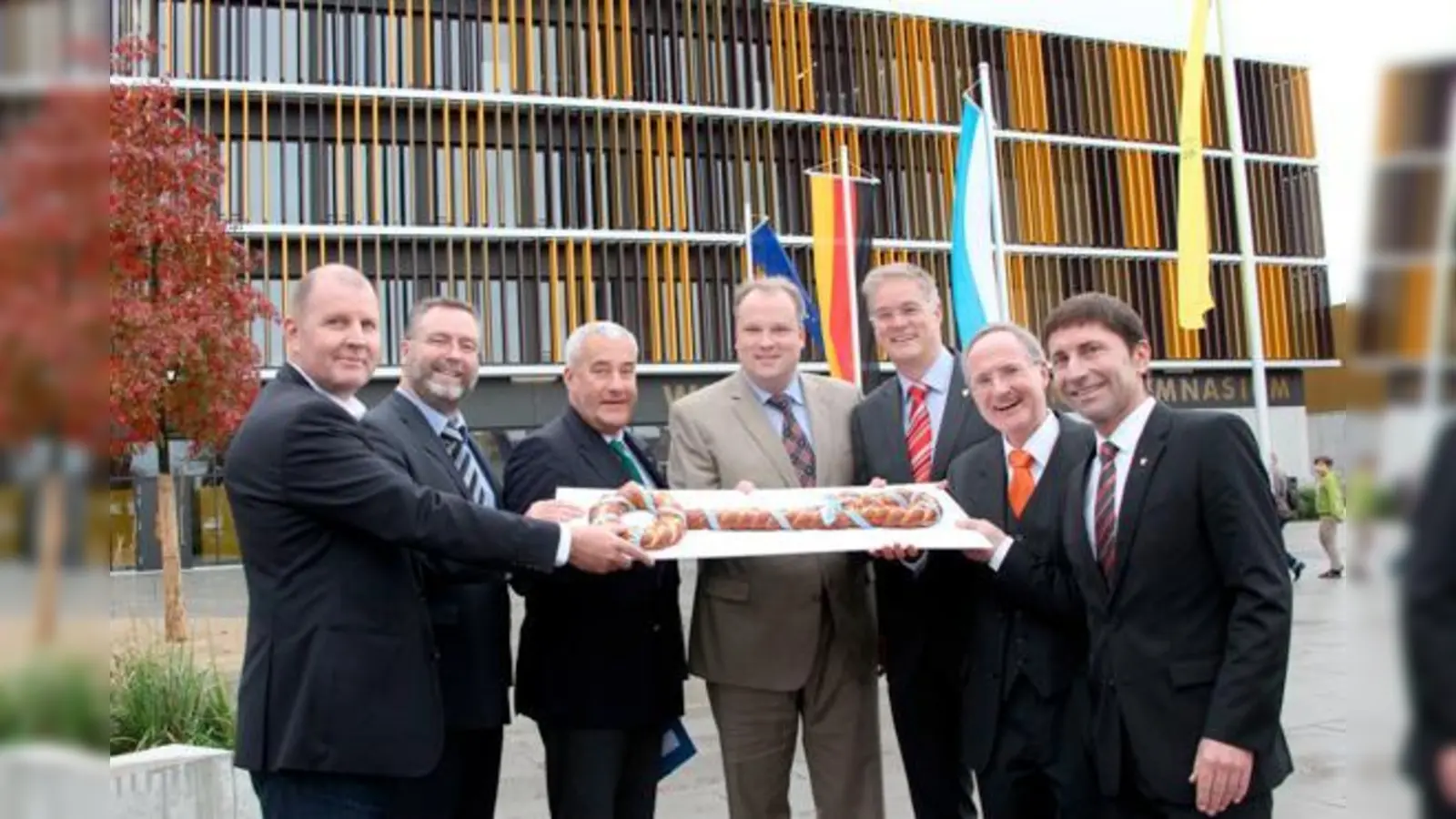 Kultusminister Ludwig Spaenle (3.v.l.) kam höchstpersönlich nach Garching. 	 (Foto: Gemeinde)